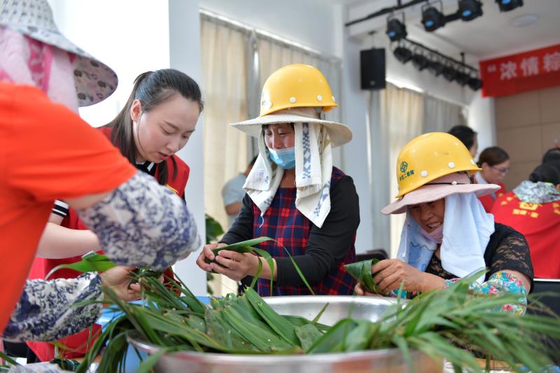 “濃情粽意，共享溫暖”包粽子活動(dòng).jpg